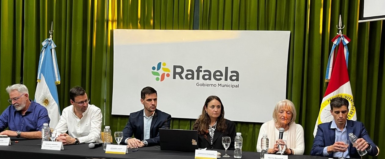 Foto: El intendente Leonardo Viotti, junto a Diego Turco, ex presidente del CCIRR; Benjamín Albrecht, actual presidente de ACDICAR; Ignacio Lopez, presidente del CUR y Norma Bessone, presidenta de la Sociedad Rural en la presentación de la Agenda Agenda Estratégica Rafaela Productiva 2025–2031.
